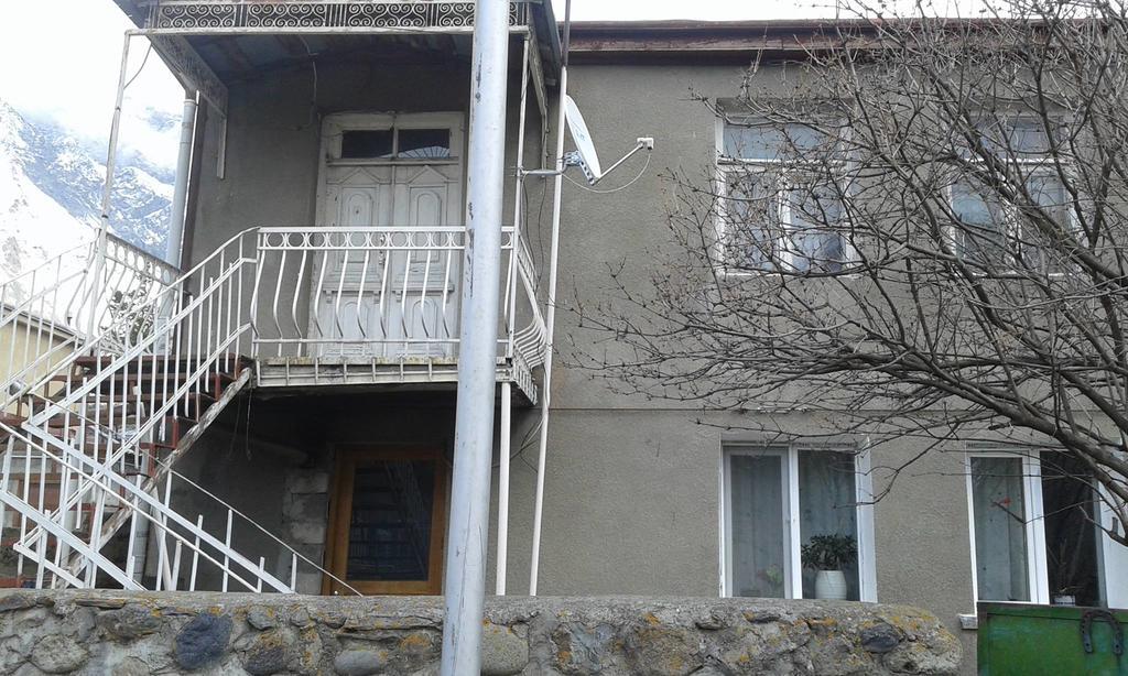 Guest House Dodo Stepantsminda Exterior photo
